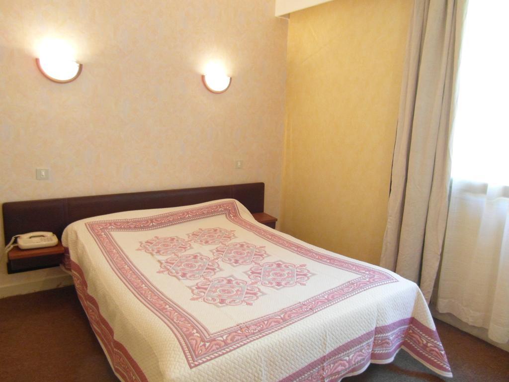 Hôtel Restaurant Le Périgord Maurs Chambre photo